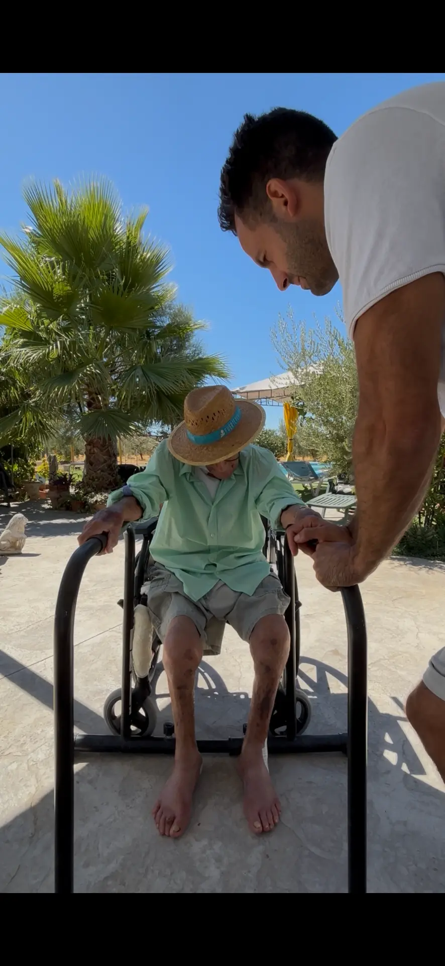 Xavi tiende la mano a su abuelo para ayudarle a incorporarse